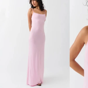 Rosa långklänning  - Säljer denna superfina rosa kläningen, soft touch maxi slip dress, från Gina Tricot.  I nyskick🩷