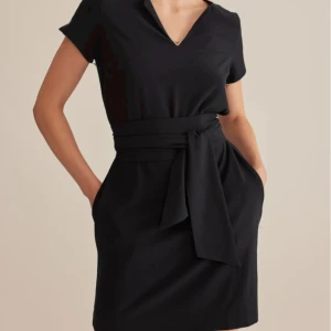 Svart kortklänning med knytband - Säljer min fina klänning från Marville Road i modellen Alma, storlek 34. Nypris 2000, men använd en gång så säljer för 899 kr.