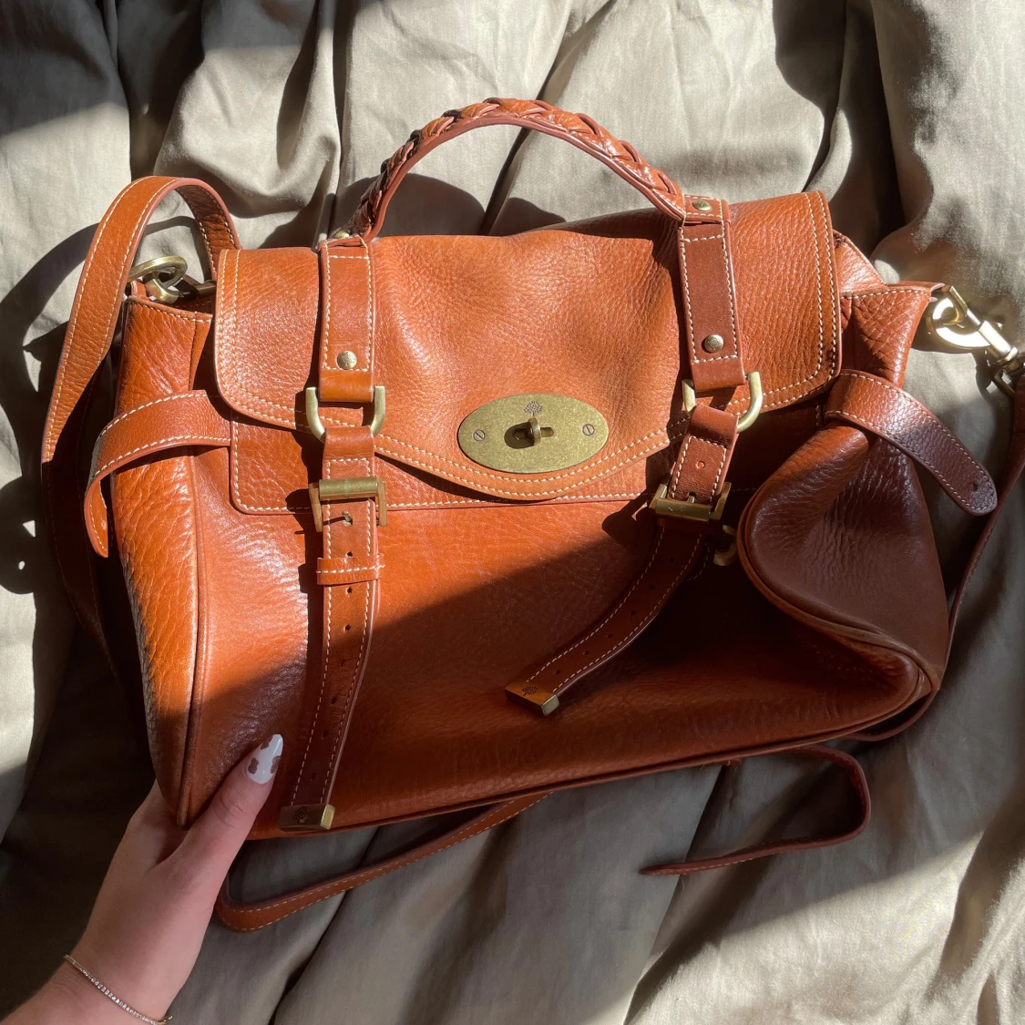 Brun skinnväska med detaljer