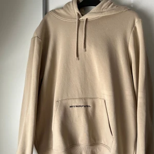 Beige hoodie med tryck från H&M - Säljer en  beige hoodie från H&M. Storlek XL men sitter som L. Väl använd, bra skick. 