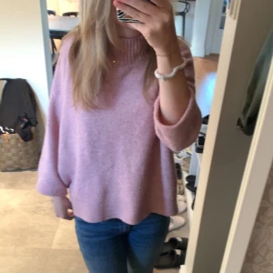 Trekvärtsärmad stickad tröja  - Trekvärtsärmad stickad rosa tröja!! 