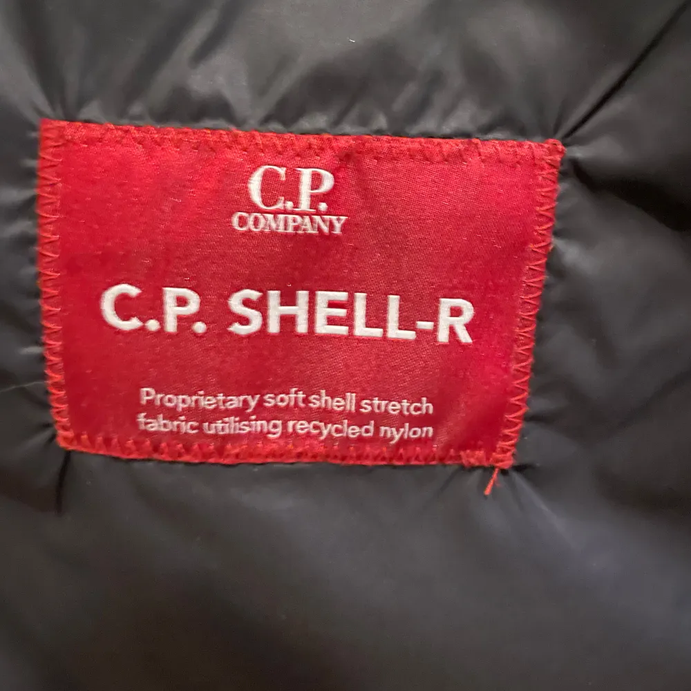 Säljer en väldigt snygg cp company jacka i storlek 48, passar M-L. Nästintill nyskick då den inte har kommit till användning. Bara höra av dig vid frågor eller funderingar. Kvitto finns. Pris går att diskutera . Jackor.