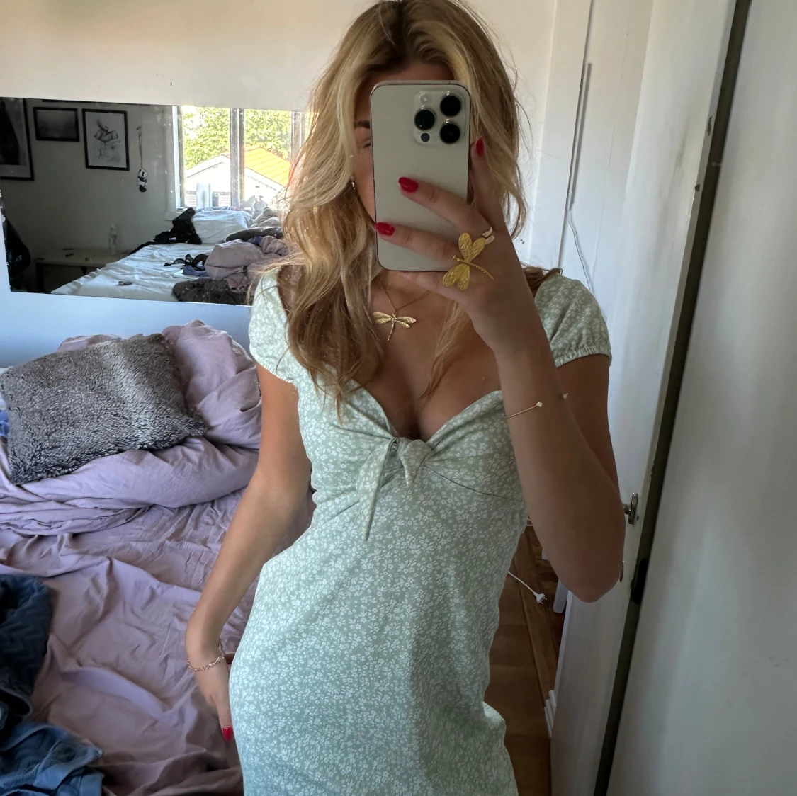 Ljusgrön blommig klänning med knyt - 91