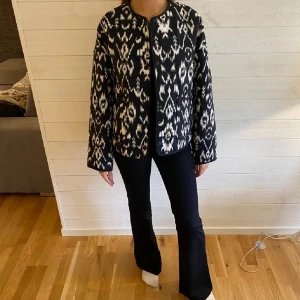 Skitsnygg Zarajacka - Skitsnygg Zara jacka 💗 jättefint skick, kommer ej till användning 💗 använd gärna köp nu!