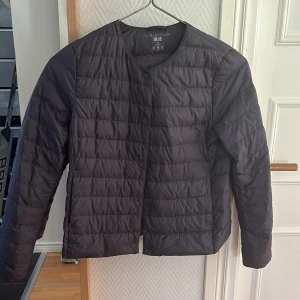Uniqlo jacka💕 - Intressekoll!! Hör av er om ni är intresserade. Fin jacka inga defekter💕i en gråblå färg samma som på bilderna 