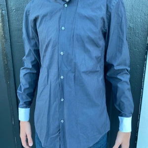 Hugo Boss skjorta - Hej! Säljer en Hugo boss skjorta i nyskick som endast är använd 1 gång! Så som sagt otroligt bra skick! Nypris på denna är 1199 vårat pris 479! Skriv om ni har några andra funderingar!!