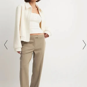 Mörkbeiga kostymbyxor  - Hej! Jag säljer en mörkbeige kostymbyxa efter som den inte är min still. Varan är helt oanvänd. 💕