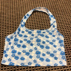 Blommigt linne - Ett blommigt linne som går runt halsen!! Är öppen i ryggen och väldigt bra skick!❤️