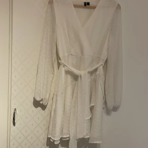 Flowy Vero moda klänning - Bra skick och perfekt för studenten eller skolavslutningar! Ungefär knälång på mig som är 170🩷