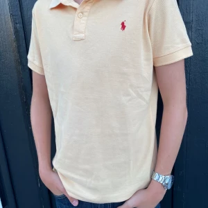 Ralph lauren piké - Tjena! Säljer denna snygga Ralph lauren piké i gott skick finns 3st små missfärgningar bak på ryggen men absolut inget man tänker på om man kollar på tröjan, det är storlek L men den passar även M. Skriv om ni har några funderingar!