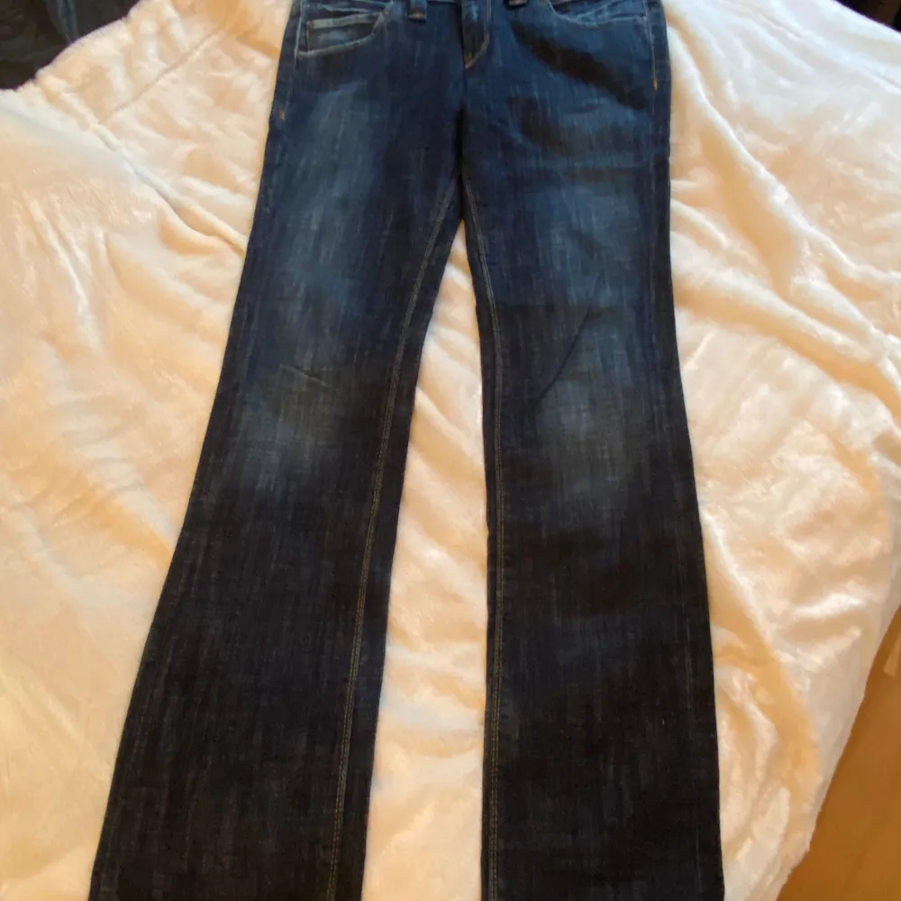 Jätte fina jeans ifrån lee som är lite vintage fast helt nya utan prislapp. Alltså nästan aldrig använda. Jeans & Byxor.