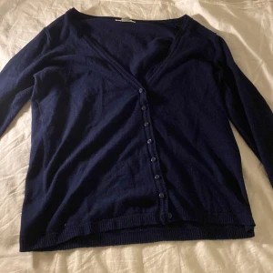 Blå stickad knapptröja - En så sjukt fin stickad tröja💕 färgen är helt magisk och själva tröjan har inga defekter utan är i högsta kvalitet. äljer pga av förstor