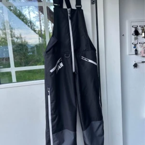 Raven Täckbyxor - Raven Täckbyxor, helt nya endast prövade då benen var för långa. Resår längst ner i benen för att hålla tätt runt skorna.