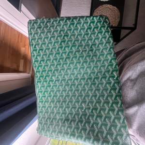 Goyard väska i grön  Passar parfekt om du vill ha din dator i. 