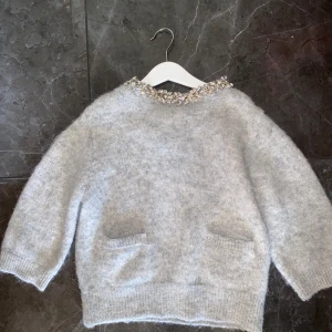 Trekvartsärmad stickad tröja från zara  - Grå trekvartsärmad från zara  Aldrig använd 💕