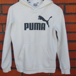 Puma hoodie  - Hoodien är i bra skick, inte så gammal, säljer den på grund av att den blivit för liten. 