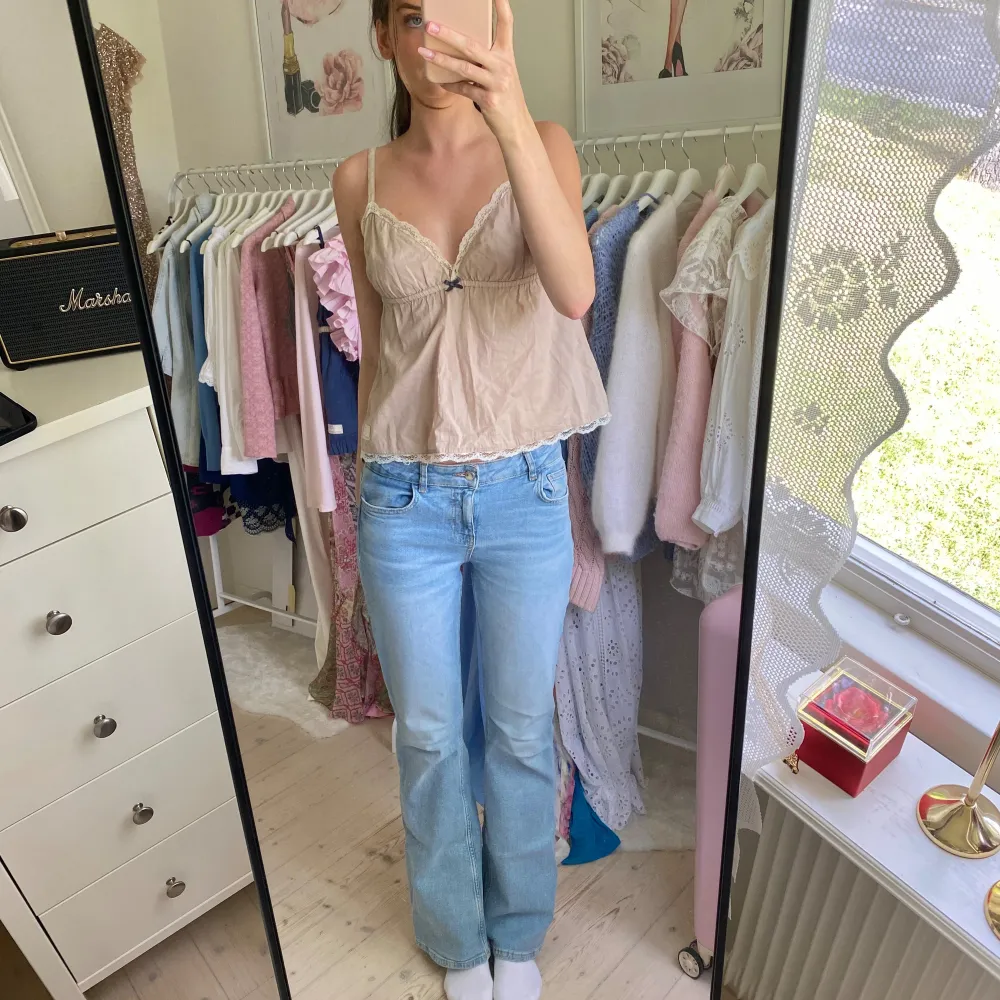 Snygga ljusblå basic bootcut jeans från Zara. Sparsamt använda då de är för stora, brukar ha S i jeans/byxor💕. Jeans & Byxor.