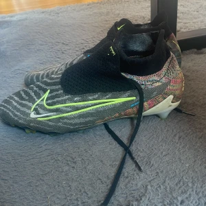 Nike Phantom fotbollskor - Säljer nu dessa skor då dom ej passar mig. Skorna är i ett väldigt bra skick använda sparsamt. Skulle väll säga skicket är 8/10 -9/10. Inget tillkommer med skorna men därför sänker ja priset lite. Hör av er vid funderingar🤗