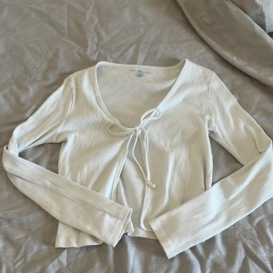 Vit brandy melville kofta - Säljer en vit brandy melville kofta. Den är i onesize men den passar mig som har S/xs i andra koftor och tröjor!