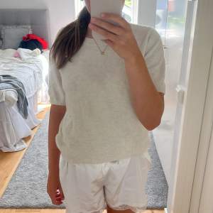 Urgullig vit/ljus beige stickad t-shirt ifrån hm!! 💞💞 den är i storlek M men skulle tro att den passar S också, är i jättebra skick 💞