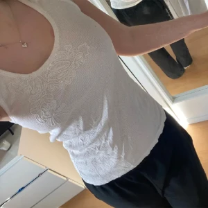 Vintage topp - Så snyggt vintage linne i ett lite ribbat tyg med detaljer på bysten.  tryck gärna på köp nu eller kika in mina andra annonser! Pris är diskuterbart på allt!💋