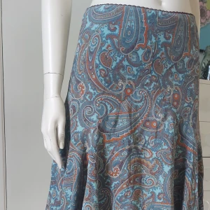 Karen Millen kjol - Kända designern Karen Millen kjol i olika längder med figur söm. Super snygg använd 2 ggr så i super bra skick! Storlek 36 