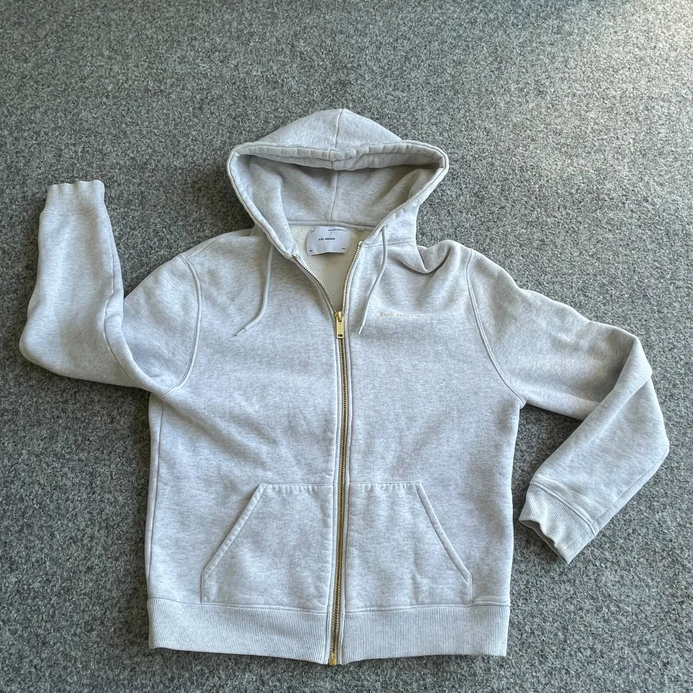 Grå Axel Arigato zip | Utmärkt skick | Fraktas spårbart via postnord eller instabox | Tveka inte på att skriva vid funderingar!😊. Hoodies.