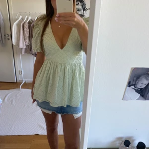Mintgrön blus  - Säljer denna mintgröna blus från Na-Kd. Köpte den på Vinted men har aldrig använt den så den är i superbra skick. 