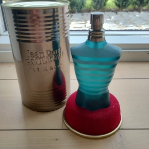 Jean Paul Gaultier Le Male - En Jean Paul Gaultier Le male parfym. Det är runt 65-70 ml kvar. Bra för höst och vinter och perfekt i skolan. Pris:400 kr. Allt på bilden medkommer. Nypris:700-800 kr. Billigaste pris på plick för hur mkt som är kvar! Ok med byten men möts gärna upp
