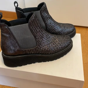 Twilight Boutique skor ALYS-B - Skick: Dessa Twilight boutique skor är i topp skick och har blivit använda endast en gång. Pris: 2000kr  Extra: Originalpris= 3300kr  