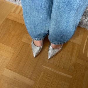 Silvriga slingbacks! - Säljer dessa för att de är tyvärr för stora för mig🥲🥲! Har storlek 38 och dessa är i 40, kan nog passa 39 också iom att spännet är justerbart. Hör av er vid frågor☺️