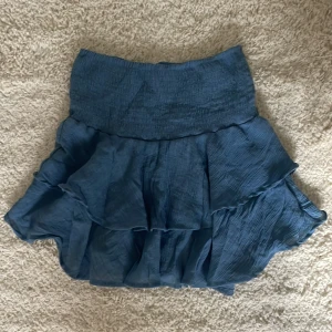 Volangkjol - Jättesöt kjol från shein som är använd 2-3 ggr! Pris kan diskuteras vid snabb affär!💗