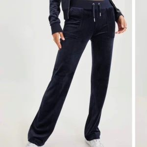 Juciy couture  - Säljer mina mörkblåa juciy byxor då det inte kommer till användnig längre. Fint skick! Klm privat för bilder💕💕