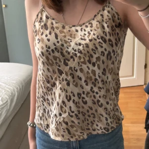 Leopard linne - Supersöt leopard linne köp secondhand! Är i S. Bara använd ett par gånger. Säljer pga att jag inte använde den direkt. Skriv för mer bilder! ⭐️