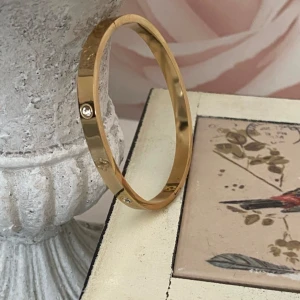 Snyggt armband  - Snyggt nytt armband i rostfritt stål. Okänt märke.