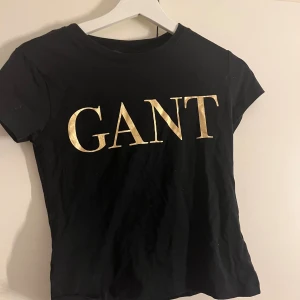 ÄKTA gant tröja  - Säljer då den aldrig används, den är använd Max 3 gånger för nått år sen då jag inte tycker jag passar i den. Den är lite liten i storleken.