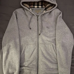 Burberry zip hoodie - Mycket bra skick, använt 5 gånger. Säljes på grund av förstora 