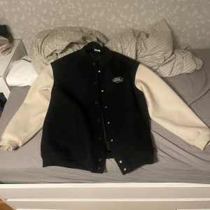 baseball jacka  - baseball jacka från h&m . storlek M men passar L 
