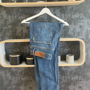 Woodbird Jeans  - Säljer ett par sparsamt använda woodbird byxor i mycket bra skick.  Tveka inte på att höra av dig om du har någon fråga kring jeansen.