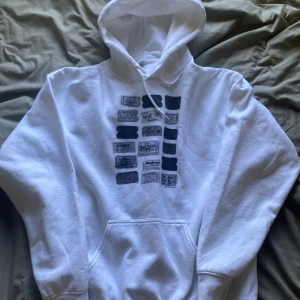Vit hoodie - Vit hoodie från In Print We Trust, säljer då jag inte använder den😊