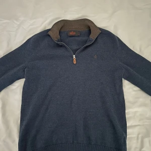 Morris Halfzip  - Säljer en snygg Morris Halfzip då den är för liten! Skicket är 9/10, få tecken på användning 🤩Storlek M men den har krympt i tvätten så passar XS-S. Perfekt passform, sitter bra på dig som är runt 160-165. Pris diskuteras. 