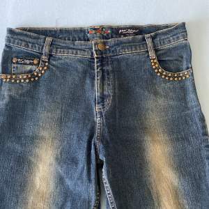 Säljer ett par oanvända betsey Johnson vintage flared/bootcut jeans. Jag är 170 och de är lite för långa. Jag använder INTE köp nu!!