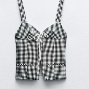 zara topp - Säljer den väldigt populära och slutsålda zaratoppen. Har aldrig andvändts utan bara testas på en gång. 