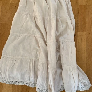 Vit/cream kjol - Fin trekvartslång kjol från hm med brodyrkant. Storlek S/M