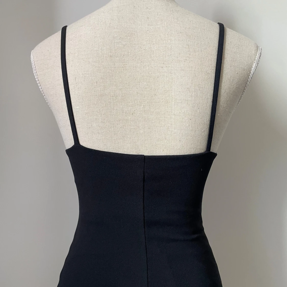 Lång svart klänning med guld detaljer - 91