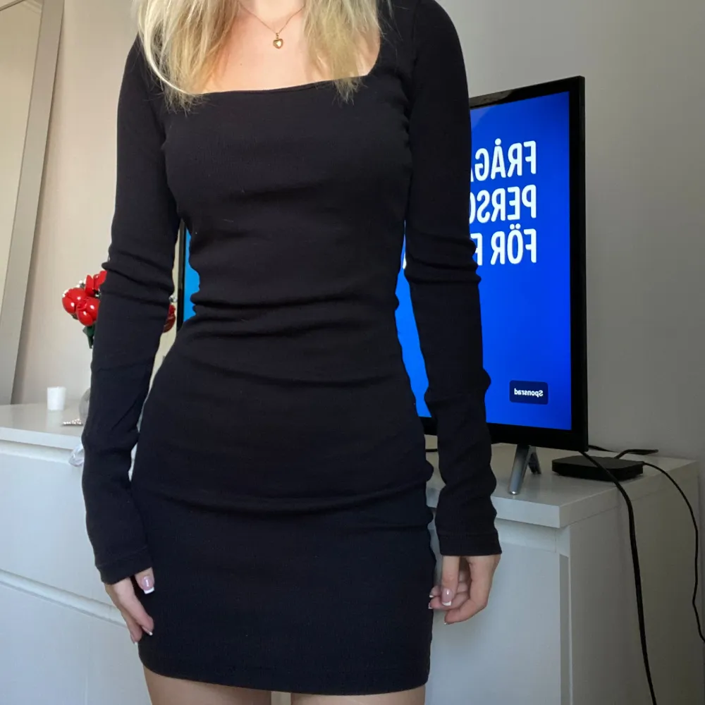 Säljer denna fina ribbade klänning från BikBok! Storlek XS, hade dock kunnat passa en S med. Den kommer tyvärr inte längre till användning. Använd några gånger men fortfarande i extremt bra skick. Säljer för 180kr!. Mekot.
