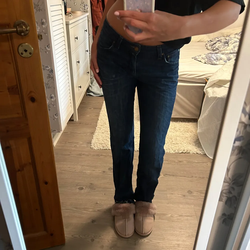 Lee jeans köpta second hand med uppsprättade byx ben! Passar mig som är 175 cm🩷. Jeans & Byxor.