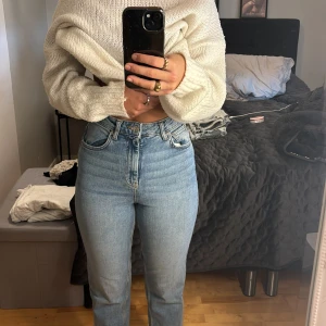 Ljusare blåa jeans från Gina tricot  - I storlek 32 ”perfekt jeans” i väldigt fin kvalitet använda några gånger 