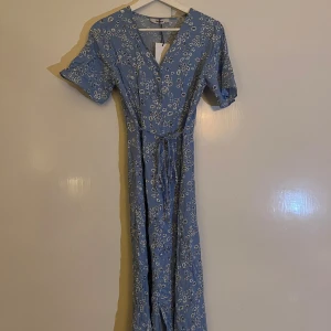 Klänning  - Klänning med prislapp kvar 