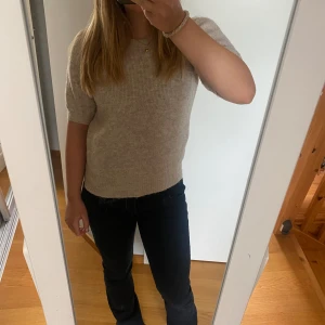 Stickad t-shirt - Jättesnygg stickad T-shirt från vero Moda💗